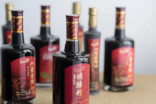 Ecolite 研发人员检视传统草本原料